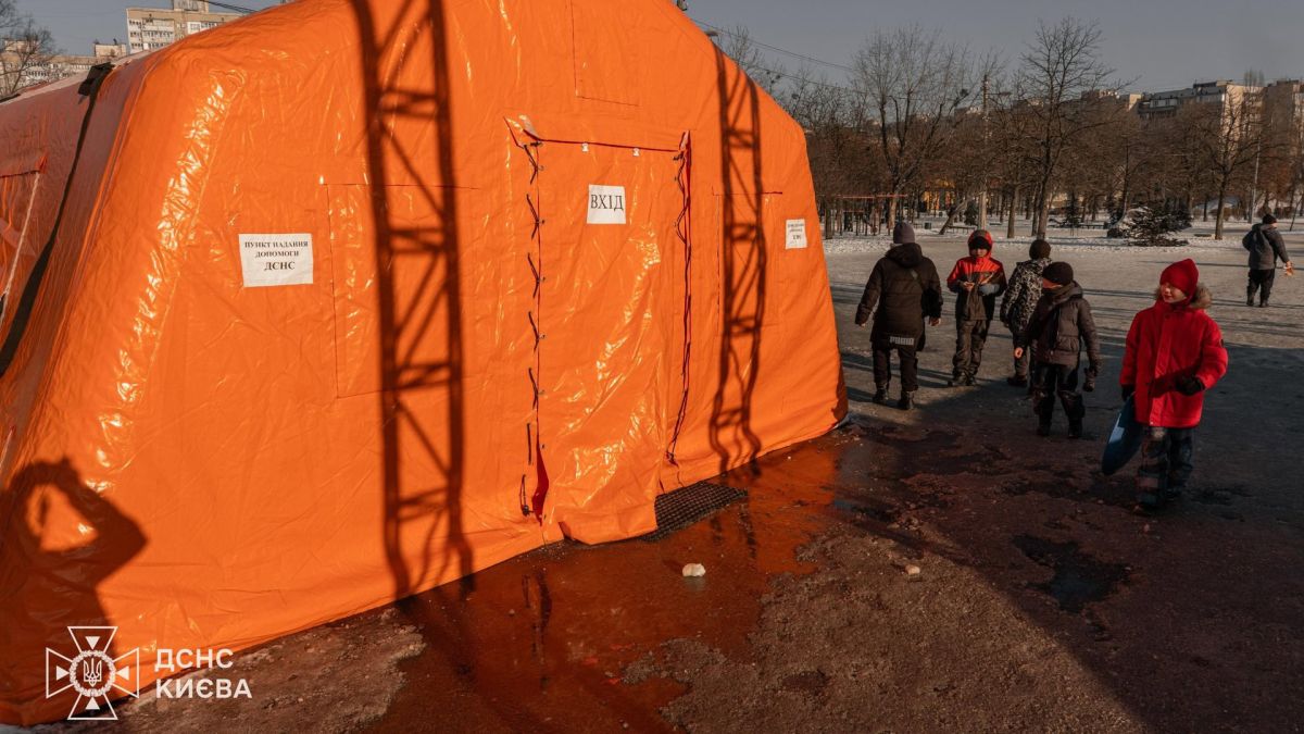 У Києві та Київській області 39 тисяч киян отримали допомогу в 130 пунктах незламності ДСНС Діти підходять до пункту незламності
