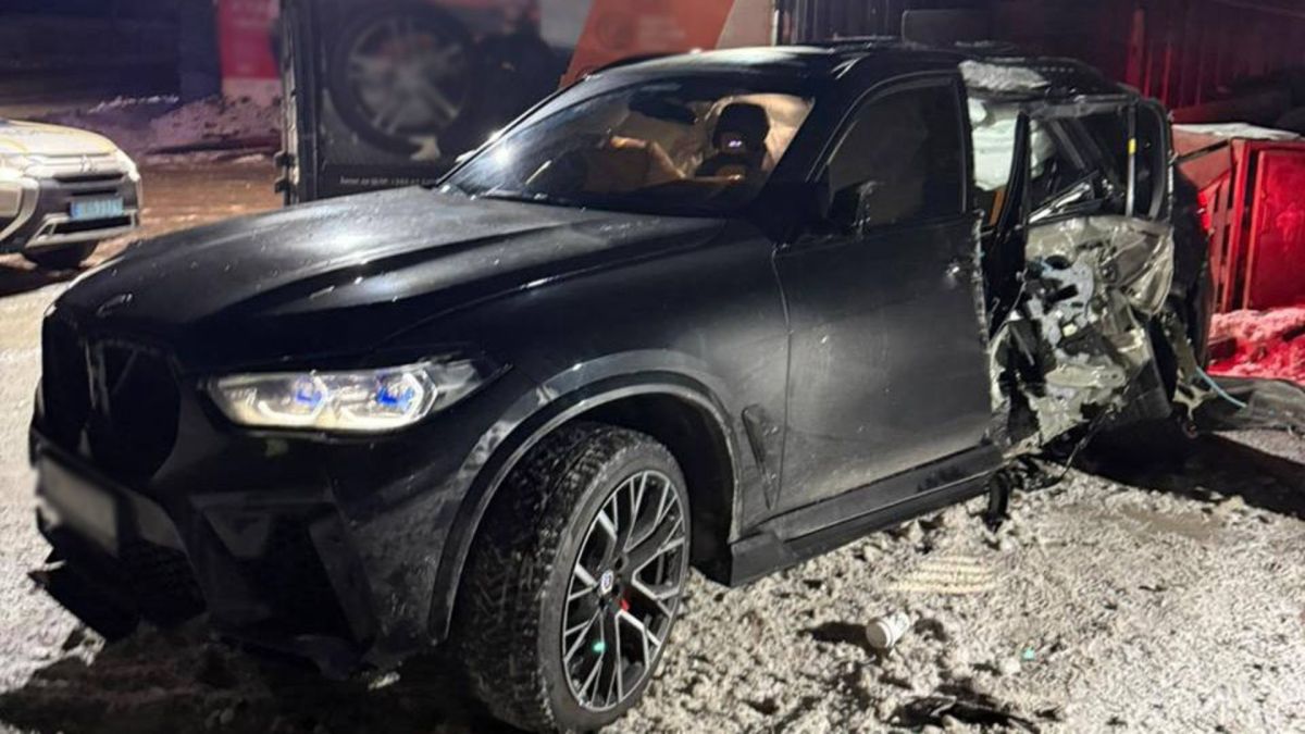 На Виговського водій BMW травмував пасажира і втік Пошкоджений внаслідок ДТП автомобіль BMW