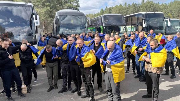 20 липня — останній день виставки «Скарби державності»: печатки, матриці і безперервність української держави Звільнені українські військові загорнуті у прапори України після повернення з російського полону в рамках обміну 24 квітня 2026 року