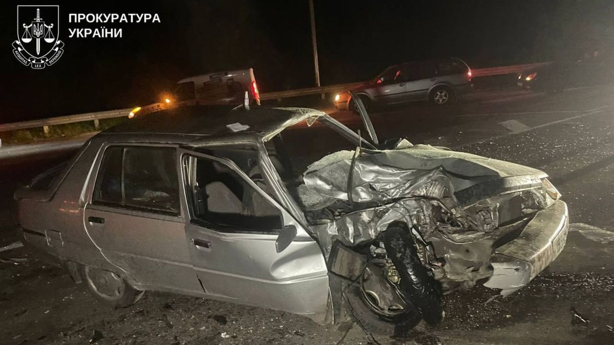 На Київщині двох п’яних водіїв засудили до 6 і 7 років за смертельні ДТП Сильно пошкоджений сріблястий легковий автомобіль після лобового зіткнення вночі на дорозі