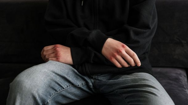 16 випадків, коли відстрочку від мобілізації оформлюють лише офлайн Молодий чоловіка в джинсах і чорній кофті