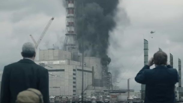 6 головних культурних подій Києва в цю неділю Двоє чоловіків дивляться на вибух Чорнобильської атомної станції, це кадр із фільму про Чорнобиль