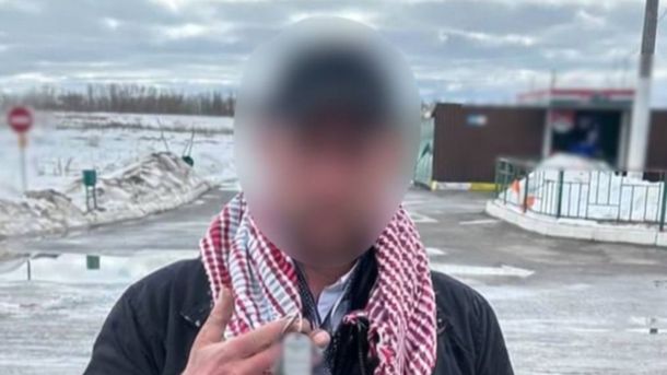 10 грн за концерт у Філармонії: як працює програма пільгових квитків Затриманий чоловік із розмитим обличчям у чорній куртці та картатому шарфі на тлі засніженої території СТО в Броварах