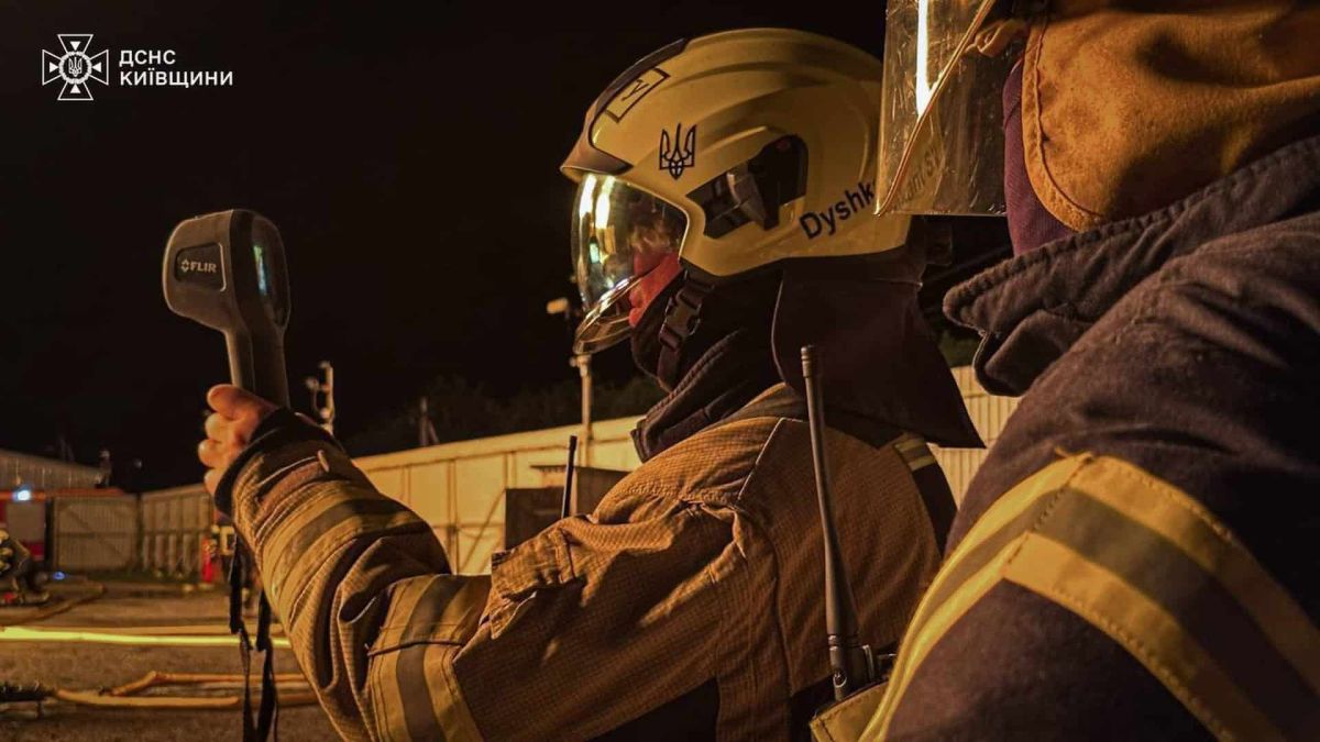 У Голосіївському районі впали уламки дрона — спалахнула трава Рятувальник ДСНС Київщини у захисному спорядженні використовує тепловізор FLIR під час гасіння пожежі вночі в Бориспільському районі