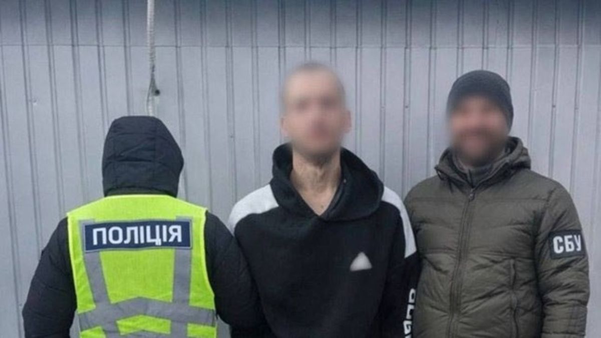 Поліція: на Оболоні затримали палія авто військового, який діяв на замовлення спецслужб РФ Працівники СБУ та поліції із затриманим підозрюваним