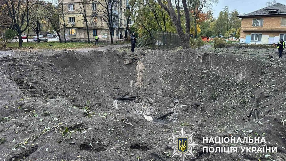 У Дніпровському районі Києва ракета впала біля дитсадка, утворивши величезну вирву (фото, відео) Велика вирва від ракетного удару серед житлових будинків