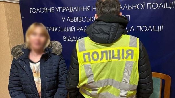 У КМДА заявили про «переслідування»: що відповіла прокуратура Підозрювана із заблюреним обличчям