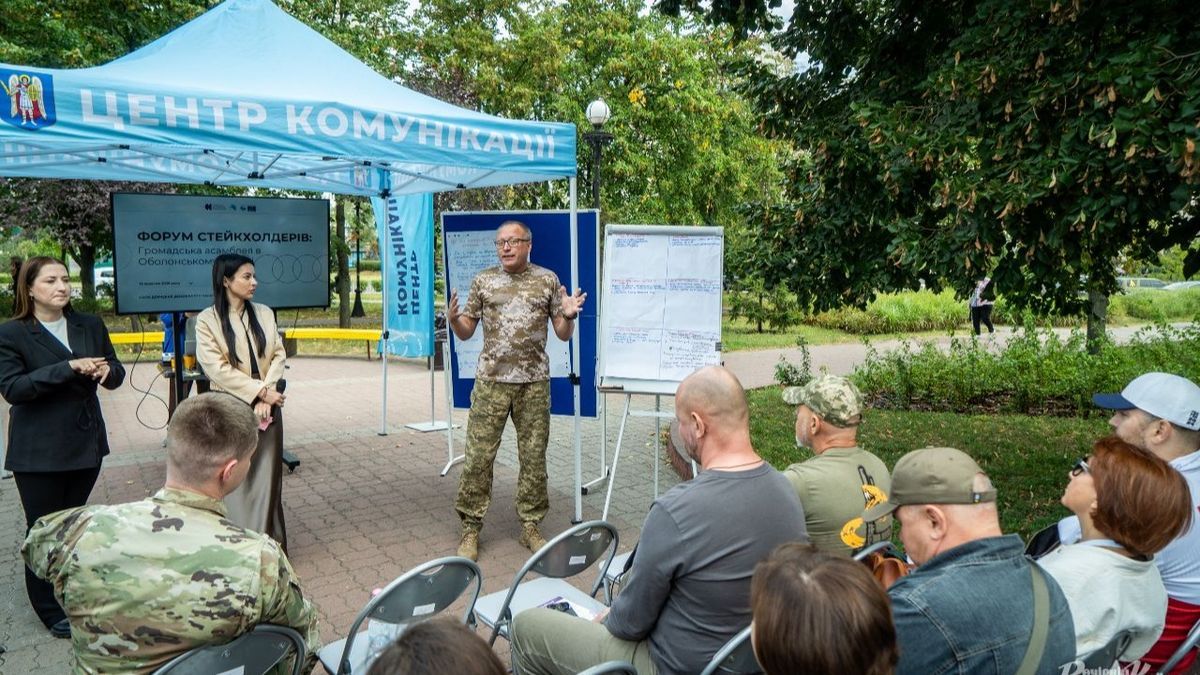 На Оболоні готують Громадську асамблею: у центрі уваги — підтримка ветеранів Група людей бере участь у форумі стейкхолдерів на відкритому повітрі