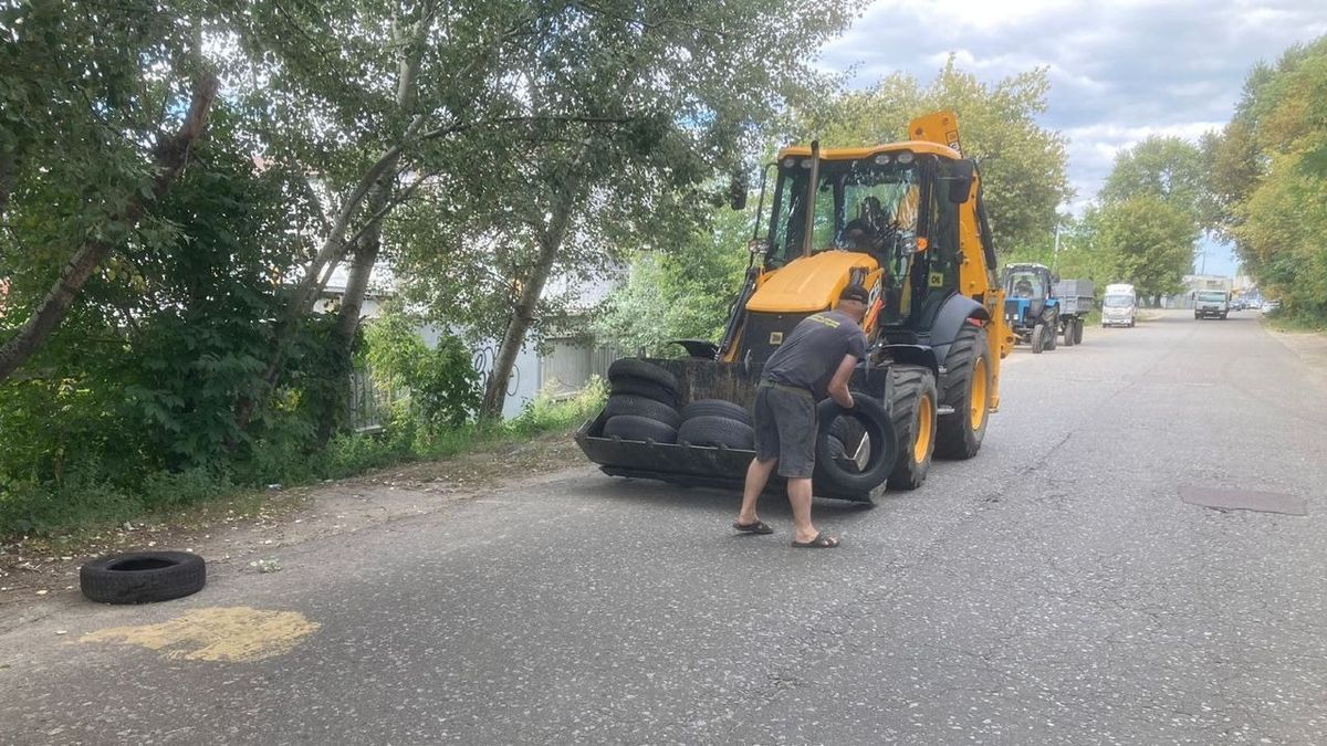 На Куренівці вивезли гори сміття та автопокришок На Куренівці вивезли гори сміття та автопокришок