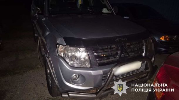 На Білоцерківщині підозрюють у переправці чоловіків за кордон за 2000 доларів Mitsubishi Pajero, який у Миронівці збив 76-річного велосипедиста, на майданчику поліції після ДТП