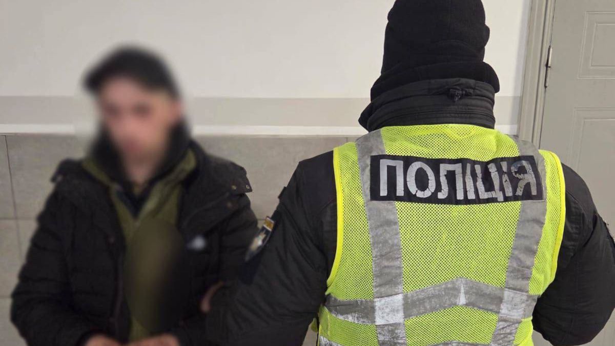 На Нивках чоловіка пограбували після спільного розпиття алкоголю Поліцейський у жовтому жилеті з написом ПОЛІЦІЯ поряд із затриманим підозрюваним у пограбуванні на Нивках