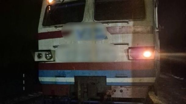13-річний хлопець заліз на дах електропотяга у Бородянці й отримав опіки Електропотяг сполученням Тетерів — Святошино, на даху якого 13-річний хлопець отримав ураження струмом у Бородянці