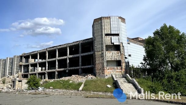 У Києві демонтують незаконну рекламу на шести локаціях: список адрес Напівзруйнована будівля старого універмагу