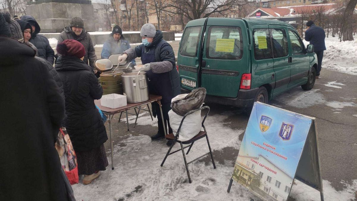 Київ готує оперштаб і соціальні патрулі для допомоги безхатькам узимку Волонтери роздають гарячу їжу з великих казанів людям на вулиці взимку