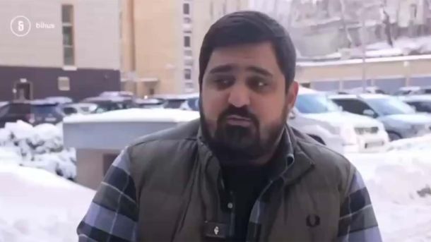 Ткаченко впав на льоду біля мерії Києва і звинуватив Кличка у недбалості Чоловік у жилеті дає коментар кореспонденту на вулиці взимку на тлі засніженого паркінгу біля будівлі