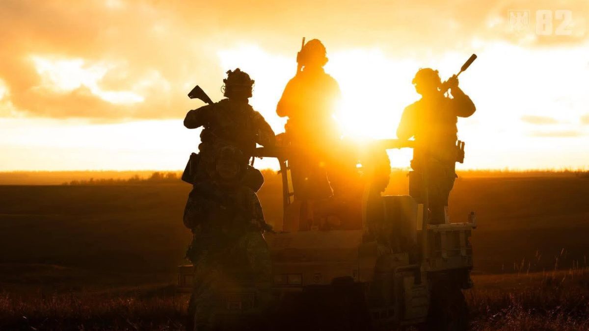 448 дронів і 1120 окупантів: що втратила Росія на фронті 24 листопада (оновлено) Бійці ЗСУ сидять на техніці навпроти сонця, що сходить, тому їх обличчя засвічені, видно тільки силуети