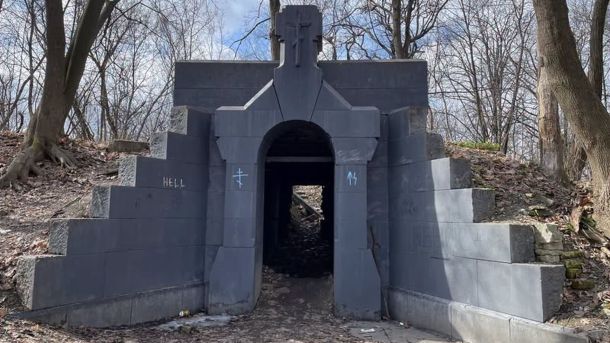 ГогольFest повертається в Київ після дев'ятирічної перерви Кам'яний вхід до підземної частини Флорівського некрополя на Замковій горі в Києві, оточений деревами