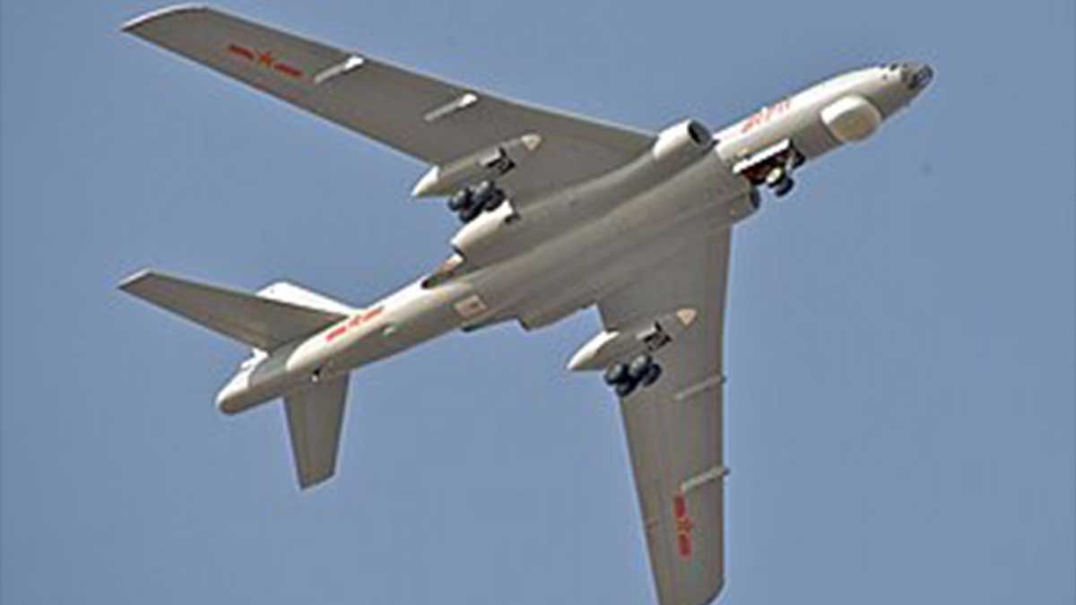 Китайські ядерні бомбардувальники H-6N сфотографовані у польоті Китайські ядерні бомбардувальники H-6N сфотографовані у польоті