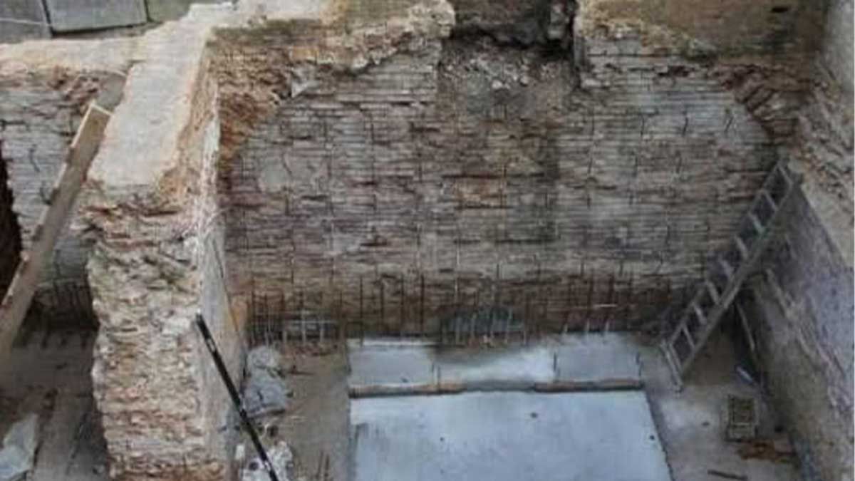 У Києві зупинили демонтаж залишків палацу Розумовського: забудовника звинувачують у нищенні пам’ятки У Києві зупинили демонтаж залишків палацу Розумовського: забудовника звинувачують у нищенні пам’ятки