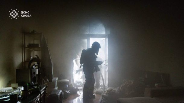 Поліція затримала озброєного чоловіка в ЖК на Каховській Рятувальник ДСНС Києва у задимленій квартирі під час ліквідації пожежі на вулиці Велика Житомирська у Шевченківському районі