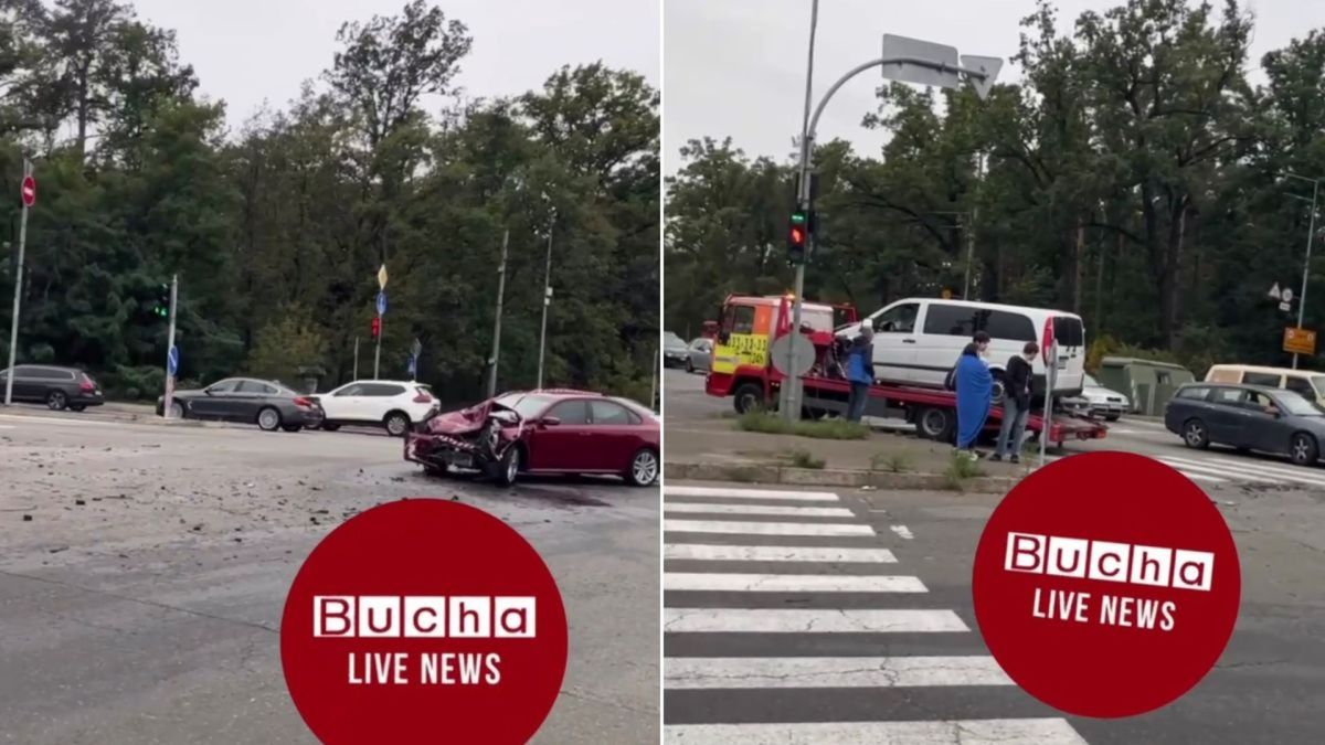 ДТП на КПП Пуща-Водиця: рух відновлено (фото) На першому фото — червоний автомобіль із сильно пошкодженим передом посеред дороги, на другому — білий мікроавтобус вантажать на евакуатор