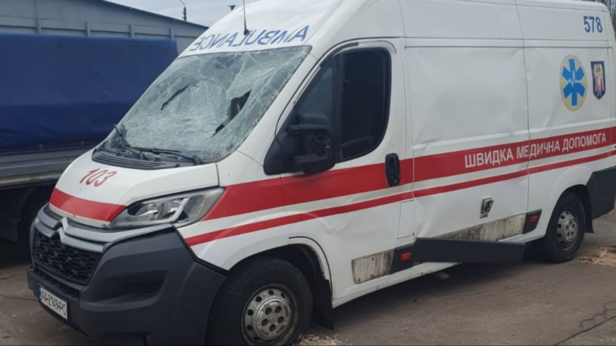 Атака на Київ 16 квітня: під обстріл потрапила карета швидкої і медики Пошкоджена карета швидкої медичної допомоги №578 після нічної атаки Росії на Київ 16 квітня 2026 року