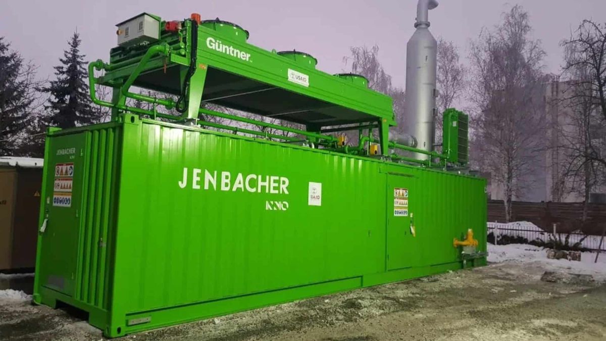 У Києві до кінця року запустять сім міні-ТЕЦ, які підсилять енергосистему столиці Великий зелений контейнер-модуль, який встановлено просто неба на бетонному майданчику