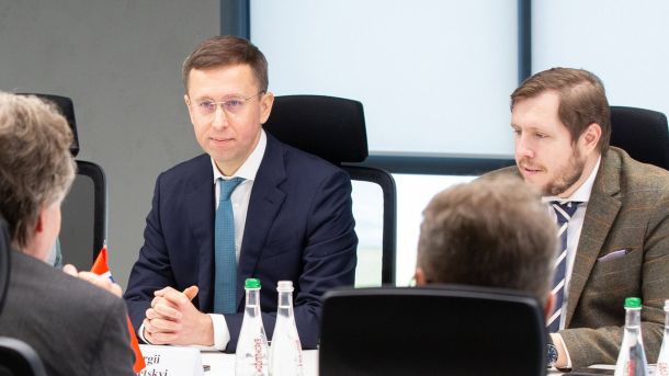 Чому очільник «Нафтогазу» Корецький може стати міністром Сергій Корецький сидить на засіданні в якомусь конференц-залі