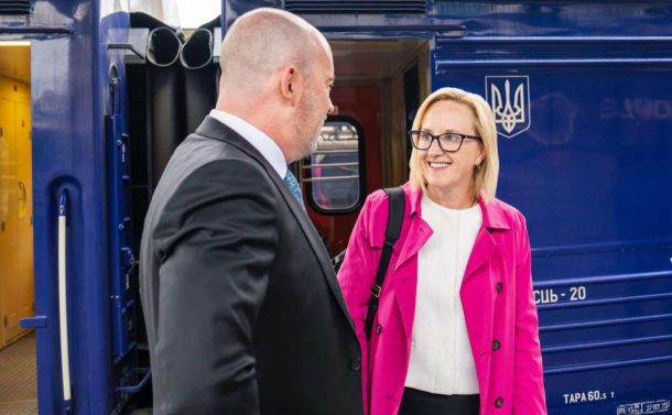 Героями України стали голова СБУ Малюк і командир «Птахів Мадяра» Бровді Джулі Девіс на Центральному залізничному вокзалі у Києві. Фото: Посольство США