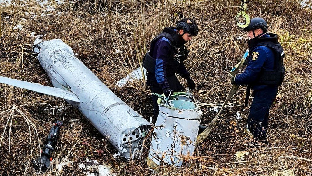 Київська область та інші регіони зазнали нових атак: огляд знищених ворожих цілей Піротехніки ДСНС України біля виявлених залишків російської крилатої ракети Х-55