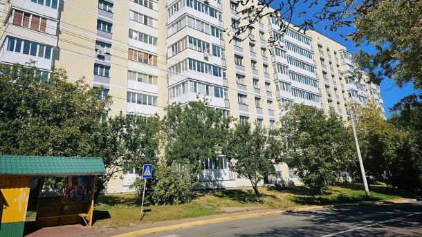 У Києві судитимуть двох закладчиків психотропів на Троєщині: до 10 років в'язниці Біла багатоповерхівка в Бучі на вулиці, де були розстріли мирних жителів у 2022 році