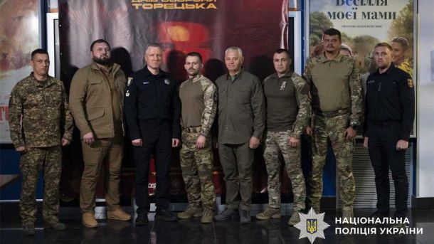 У Києві поліцейські затримали хулігана, який зламав світильник у метро — йому світить до 5 років У Києві поліцейські затримали хулігана, який зламав світильник у метро — йому світить до 5 років