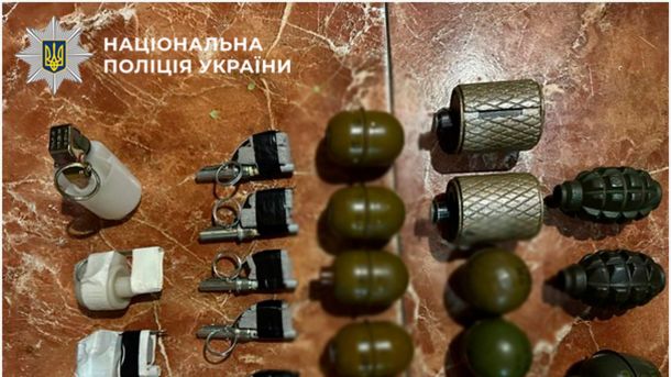 10 000 доларів за зняття з розшуку в «Оберіг»: на Київщині затримали офіцера-хабарника Вилучені бойові гранати та запали, розкладені на підлозі — речові докази у справі торговця зброєю на Печерську