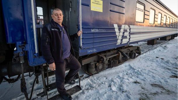 На Київщині сапери розмінували понад 38 тис. га, але роботи триватимуть роками — ДСНС Працівник Укрзалізниці виходить з «вагону незламності»