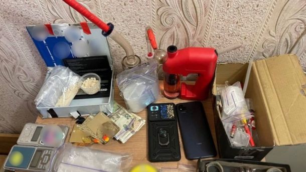Свідок відмовився свідчити у справі про підкуп топчиновників — йому загрожує суд Вилучені під час обшуку речові докази: психотропна речовина PVP у пакетах, електронні ваги, грошові кошти, банківські картки та мобільний телефон на столі