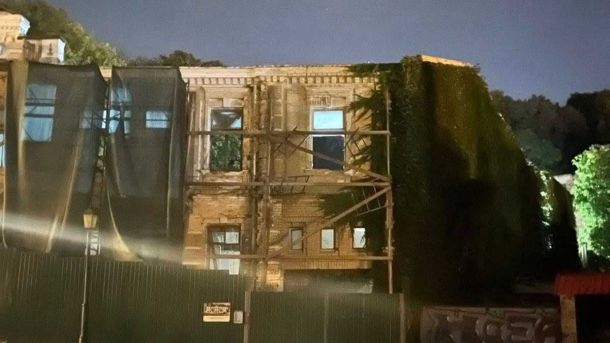 КМДА зупинила роботи на Андріївському узвозі, 18: вимагають перевірки пам’ятки КМДА зупинила роботи на Андріївському узвозі, 18: вимагають перевірки пам’ятки