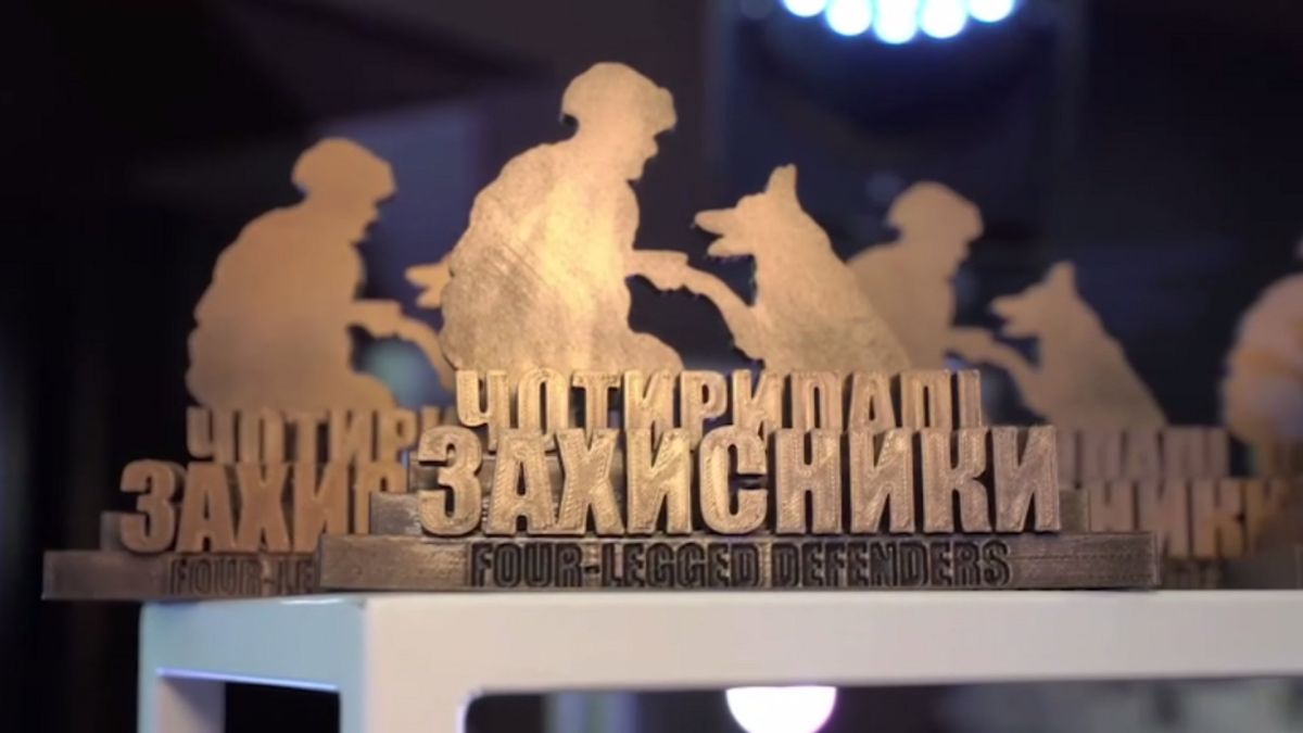У Києві нагородили 27 собак-героїв, які рятують життя українців Фігурка-відзнака «Чотирилапі захисники» для службових собак та їхніх кінологів