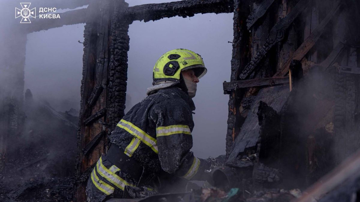 За тиждень рятувальники Києва виїжджали 155 разів: 86 пожеж, 45 врятованих Рятувальники ДСНС Києва під час ліквідації надзвичайної ситуації, пожежогасіння