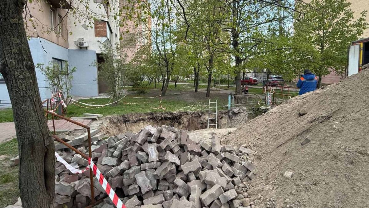 У Києві дівчина впала в яму КП «Київтеплоенерго»: відкрито справу Неогороджена яма з водою на проспекті Івасюка в Оболонському районі Києва після ремонту КП Київтеплоенерго, в яку впала 18-річна дівчина