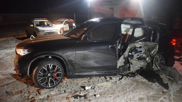 Пацієнт осліп після операції на носі: лікаря судитимуть у Києві Розбитий чорний BMW X5 M після зіткнення з бетонною опорою на вулиці Івана Виговського в Києві, на задньому плані поліцейський автомобіль