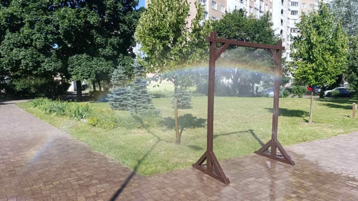Рукотворні оази: у Києві встановлюють нові рамки-розпилювачі води для охолодження в спеку Рукотворні оази: у Києві встановлюють нові рамки-розпилювачі води для охолодження в спеку