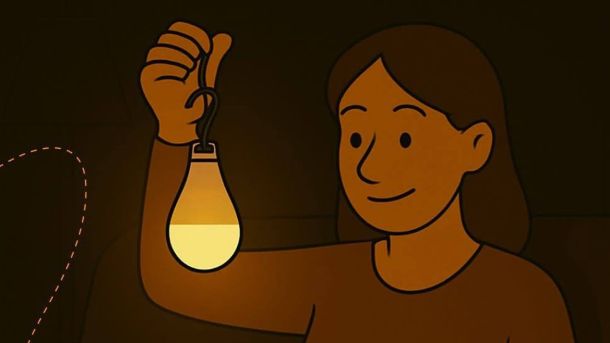 Мінкульт пояснив призначення Алевтини Кахідзе керівницею художнього ліцею в Києві Дівчина тримає ліхтар в руках