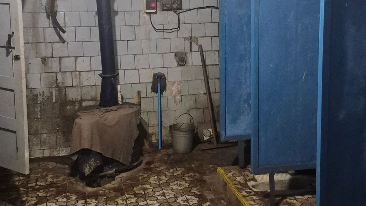 Кияни показали жахливий стан туалету на станції метро «Лук’янівська» Загальний вигляд санвузла з облупленими стінами, старими кабінками й відром