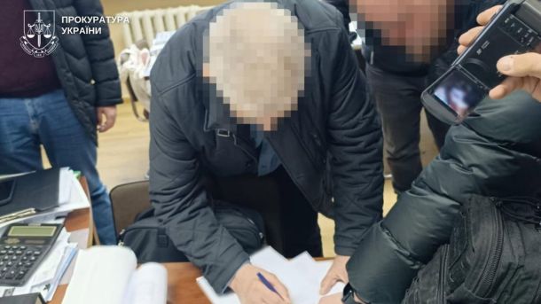 Поліція Києва затримала шахраїв під виглядом СБУ: вкрали 9 млн у киянок Затримання директора київського картонно-тарного підприємства — підозра у пособництві державі-агресору, 10 березня 2026 року