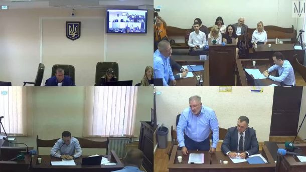 Київщина стала пілотною областю у впровадженні сімейних форм виховання Судове засідання у залі суду: суддя, адвокати, підозрюваний та присутні слухачі, видно трансляцію процесу на екрані