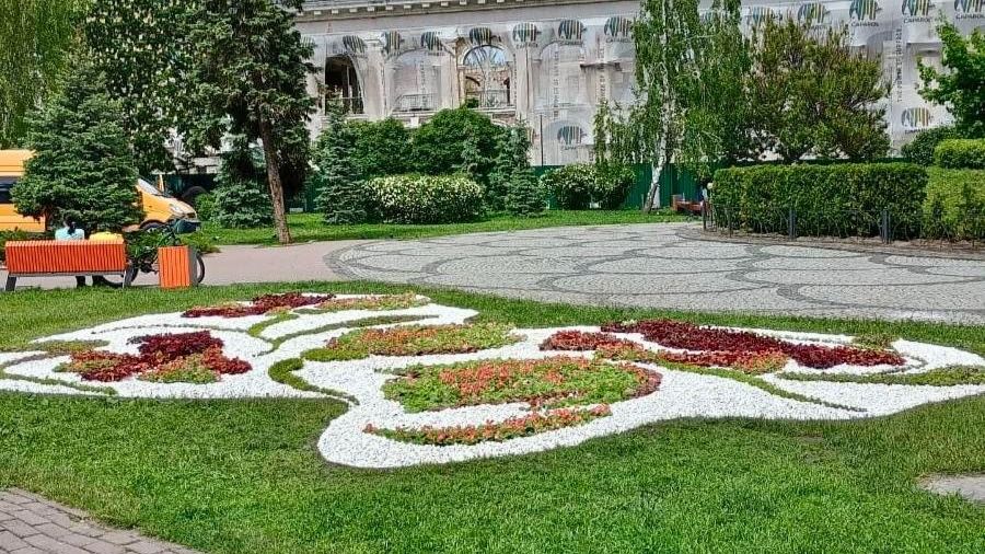 На Контрактовій площі з’явився квітник у стилі Петриківського розпису: український колорит у центрі Києва На Контрактовій площі з’явився квітник у стилі Петриківського розпису: український колорит у центрі Києва