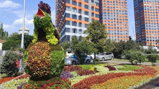 БЕБ передало до суду справу Коломойського: понад 5,3 млрд грн незаконно привласнених коштів Квіткова інсталяція у вигляді півника з барвистих рослин