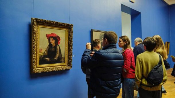 Атака на поїзд Київ-Суми: дрон влучив у локомотив Відвідувачі розглядають картину Олександра Мурашка на виставці у Національному художньому музеї України