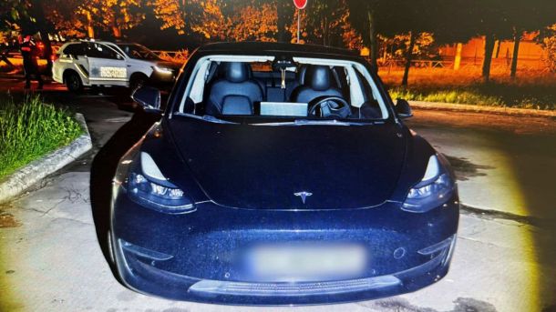 На АЗС в Оболоні вкрав Tesla під час конфлікту — затримали п'яного водія Вкрадений автомобіль Tesla на АЗС в Оболонському районі Києва — кадр поліції після затримання підозрюваного