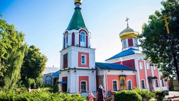 У храмі Бориса і Гліба у Вишгороді встановили історичні банери Церква Бориса та Гліба у Вишгороді